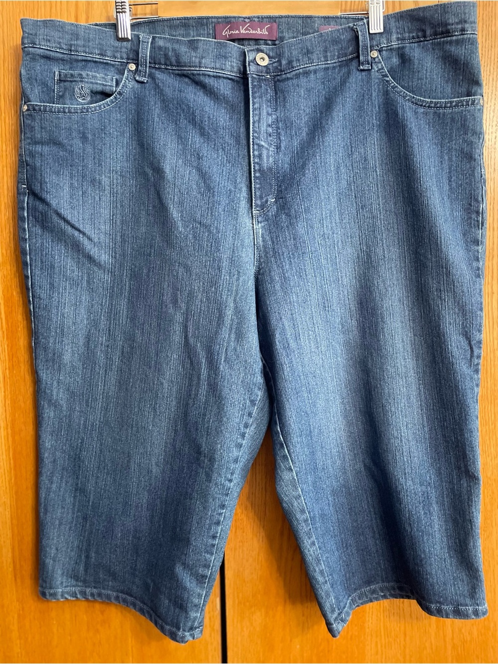 Gloria Vanderbilt Amanda Women's Medium Blue Relaxed Denim Capri Short